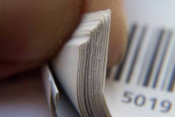 Broca um livreto com um código de barras