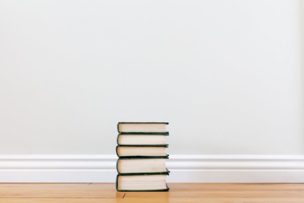 livros no chão de uma sala iluminada